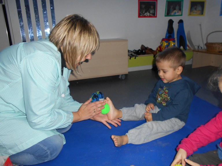 Resultado de imagen de massatge infantil a l'escola bressol