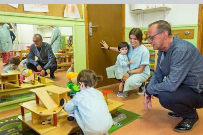 Imatge de la notícia L’Alcalde de Lleida Miquel Pueyo i la Regidora d’Educació, Cooperació, Drets Civils i Feminismes Sandra Castro visiten l’Escola Bressol Municipal de Cappont el primer dia d’inici del curs escolar.