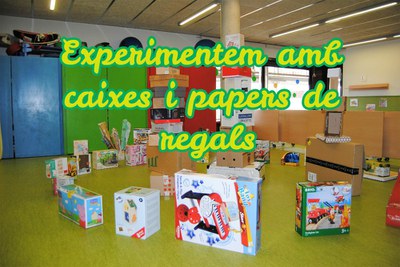 Experimentem amb caixes i papers de regals