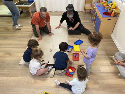 Visita d'en Diego i el Pepe de La más Bella a l'escola