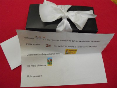 Imatge de la notícia Arriba una carta i un paquet de la Maria castanyera