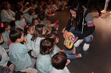 Imatge de la notícia Ens expliquen el conte de "L'Elefant Elmer", els/les alumnes de l'Acadèmia Martínez