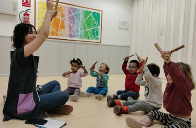 La música a l'aula de 2 anys