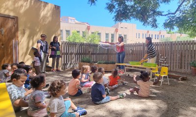 Activitat de bombolles amb dues mares de l'aula d'I2