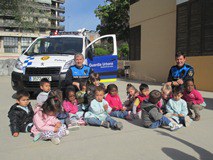 Dos agents de la Guàrdia Urbana ens fan una visita educativa