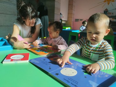 Sortida a la bibioteca pública amb els infants de l'aula d'1 any