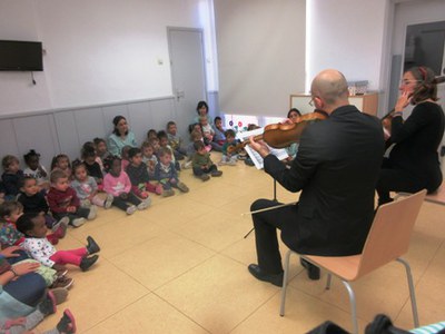 Els pares del Lucas ens ofereixen un concert de violí i violoncel