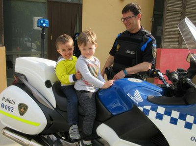 Ens visiten agents de la Guàrdia Urbana