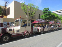 Fem un passeig pel barri amb el Carrilet de la Festa Major