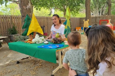 L’Anna, mare de la Irene de l'aula d'1 any, ens explica un conte per sant Jordi!