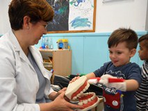 La Marta, infermera del CAP 1r Maig, ve a l’escola i ens mostra la seva professió