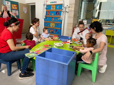 L'aula de nadons visita la secció infantil de la biblioteca pública