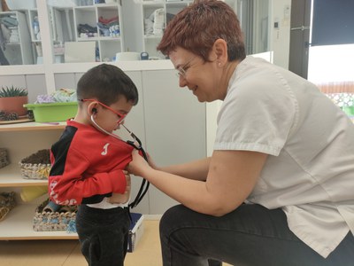 L'infermera Marta visita l'aula de 2 anys