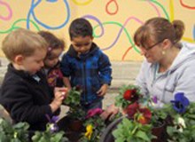 Plantem flors a les noves jardineres de l'entrada de l'escola!