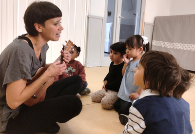 Sessió de música amb l'Estefania de l'escola Dalcroze