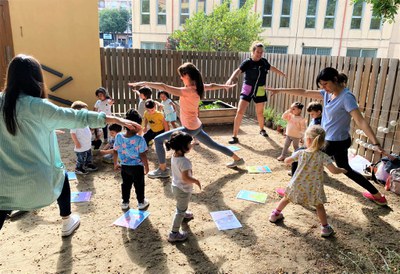 Taller de ioga amb els infants de l'aula de 2 anys