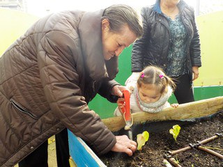 L'hort a través d'activitats intergeneracionals