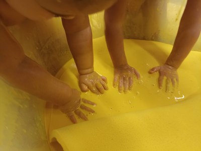 Els infants de l'escola tenyirem les nostres disfresses